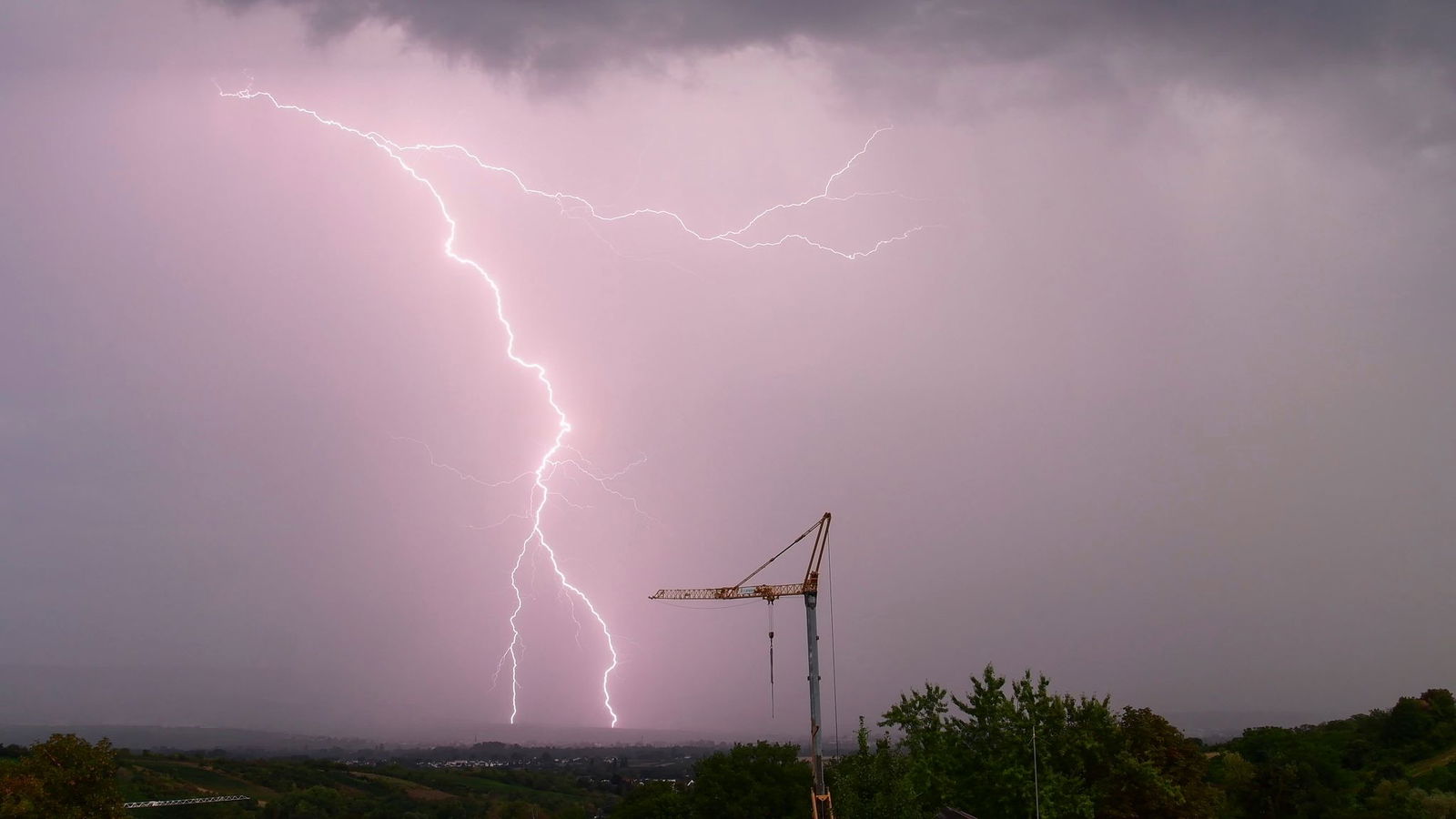 Aufgrund eines Unwetter rückten die Feuerwehren in der Umgebung von Mainz zu mehr als 20 Einsätzen aus. (Archivfoto)