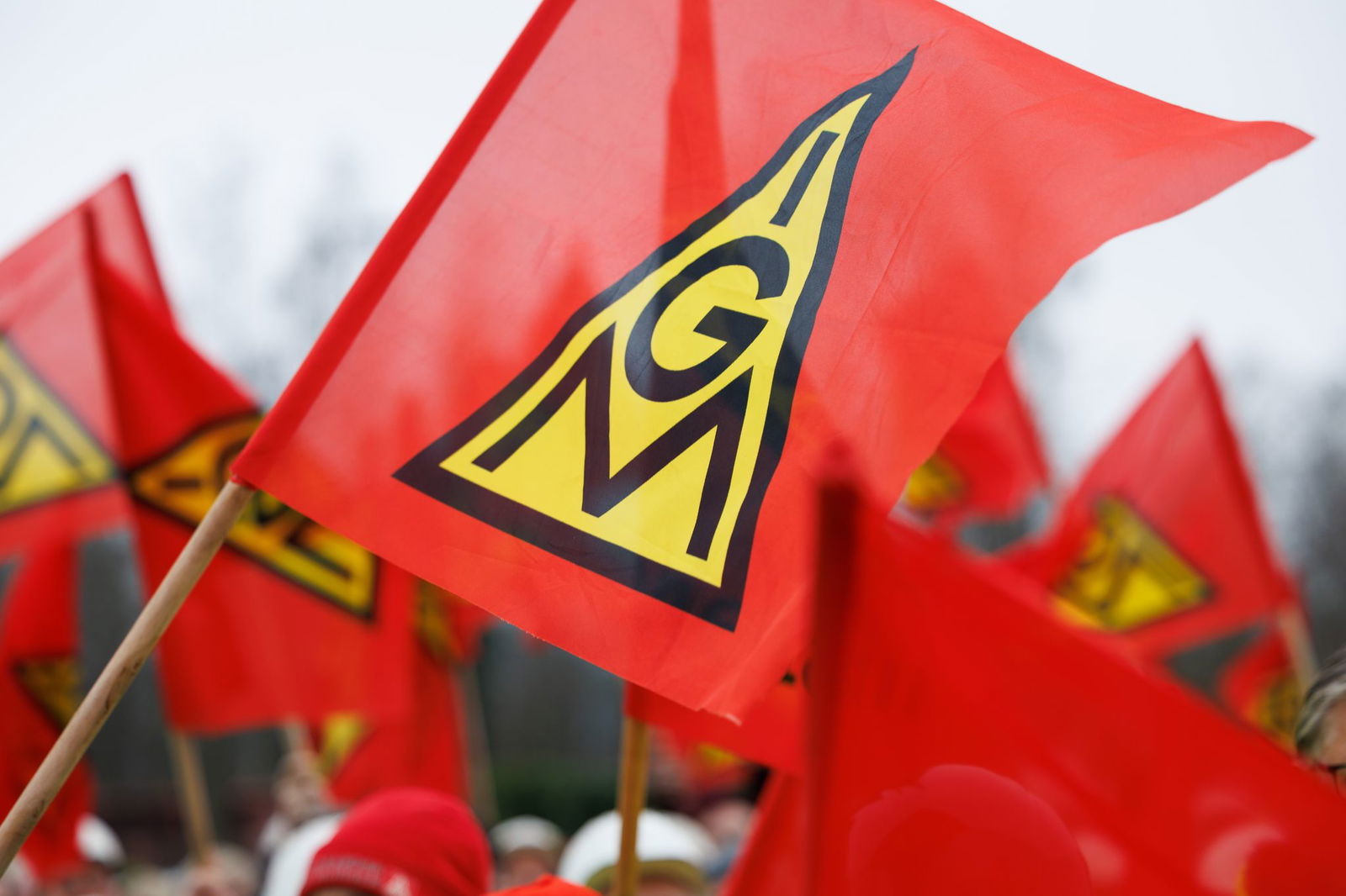 Ab Juli steigen für die Beschäftigten im Kfz-Handwerk die Entgelte. (Archivbild)