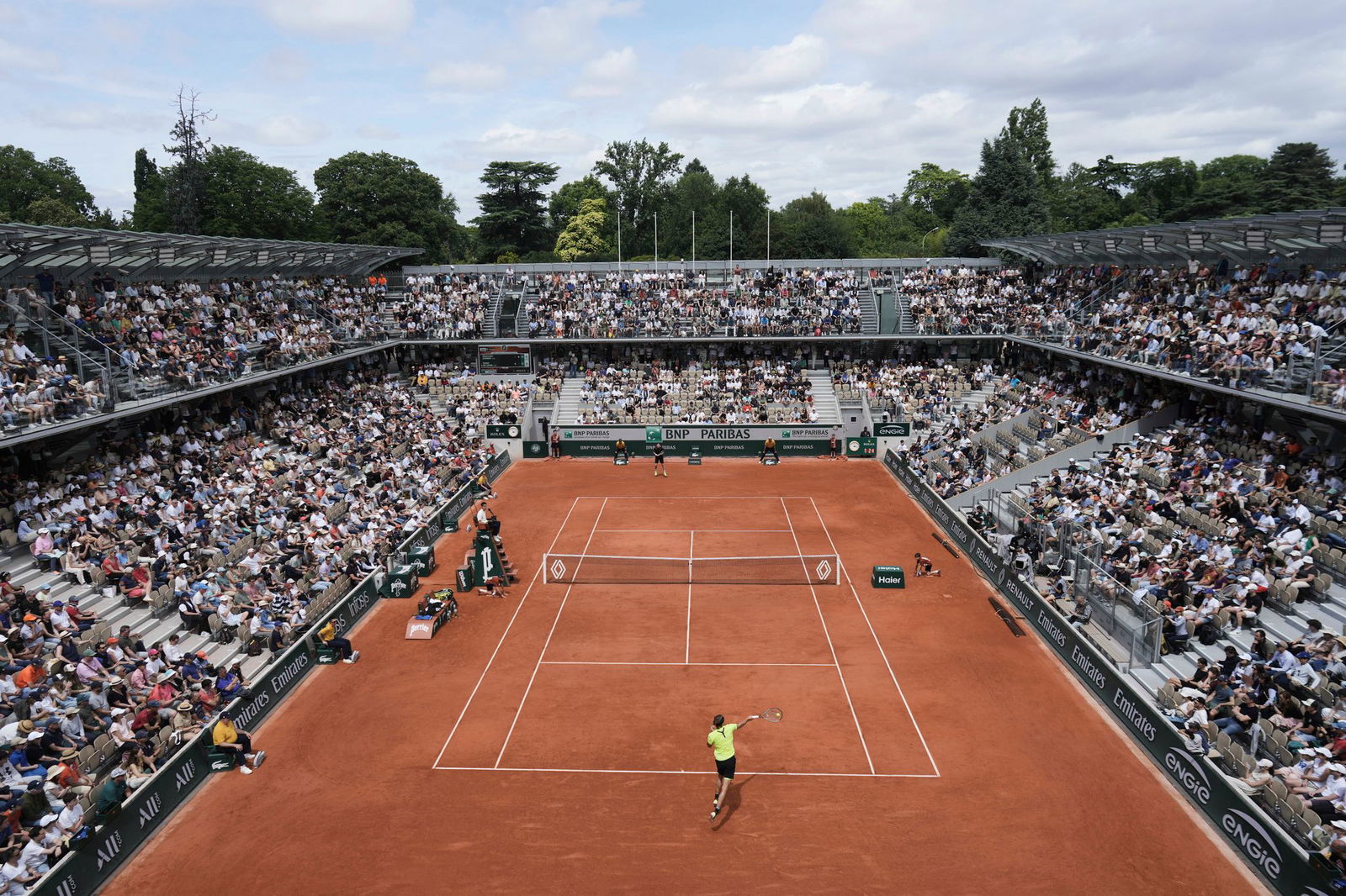 In einem der schönsten Stadien zog Alexander Zverev in Runde drei ein.