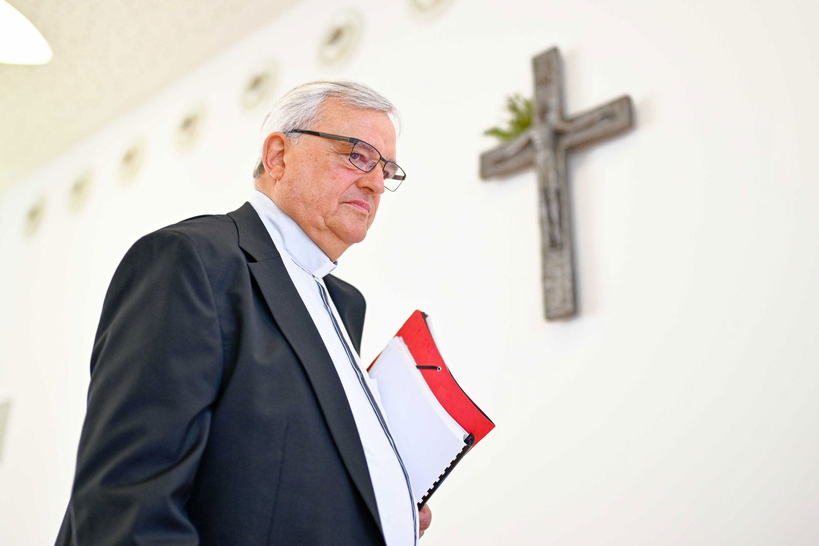 Bischof Wiesemann räumt ein, das Ausmaß des sexuellen Missbrauchs in der Kirche lange nicht erfasst zu haben.