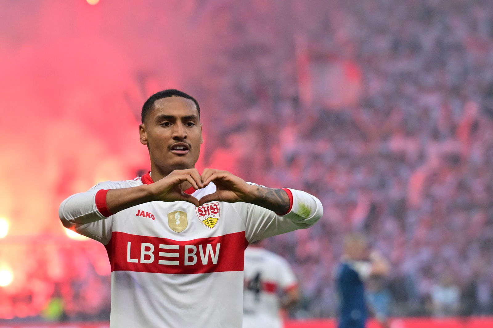 Herzchen zum Abschied? Enzo Millot wird den VfB Stuttgart wohl verlassen.