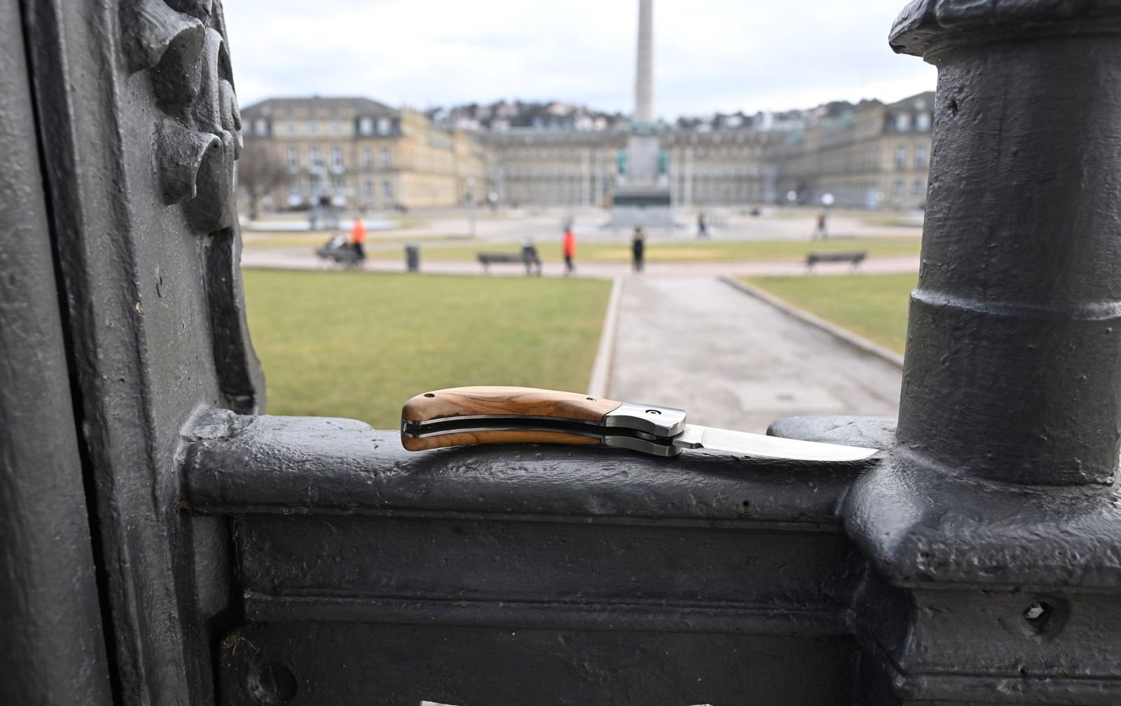 In Baden-Württemberg gibt es immer mehr öffentliche Bereiche, in denen Waffen und Messer verboten sind. (Symbolbild)