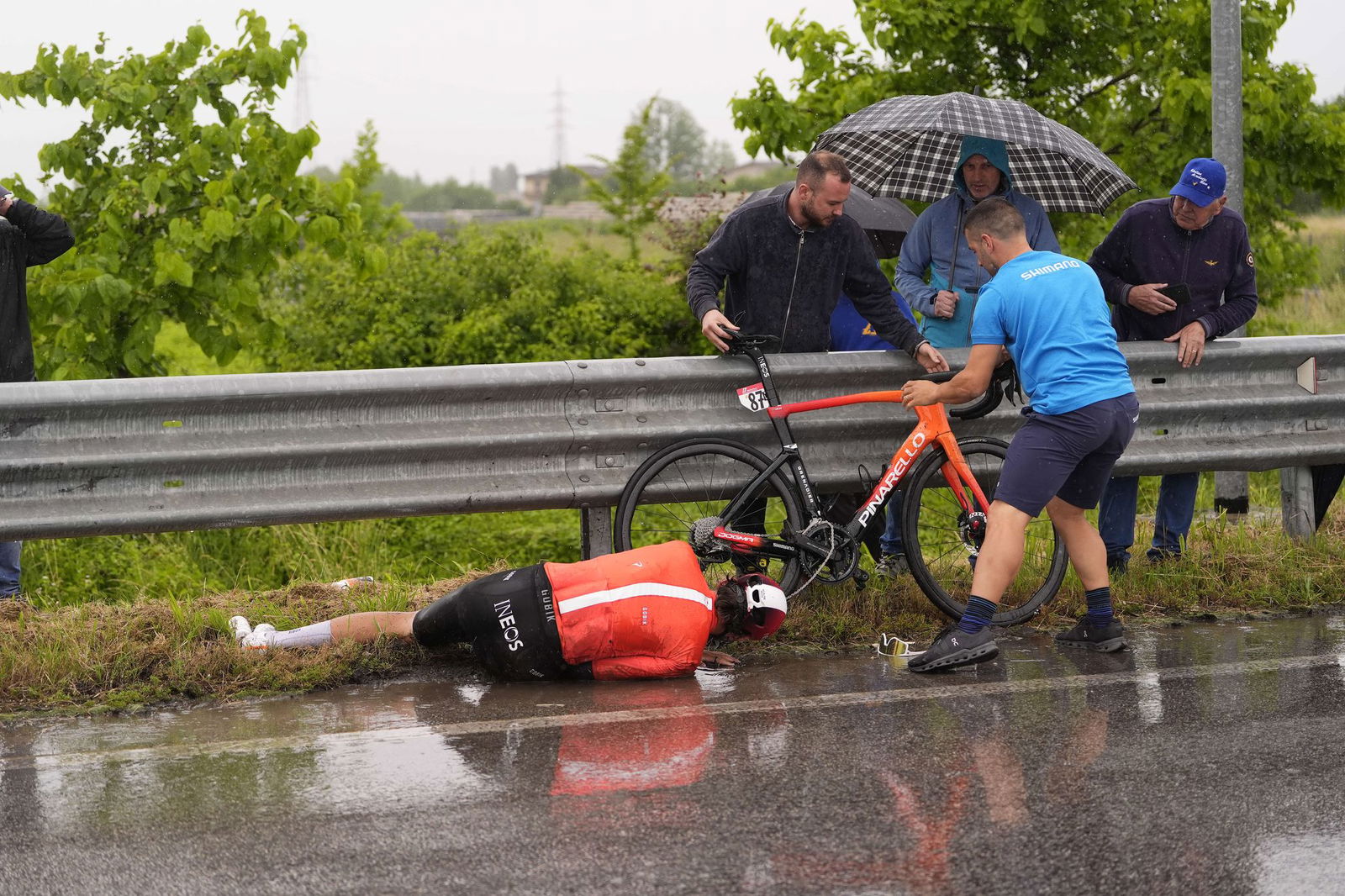 Sturz des Radfahrers Joshua Tarling.