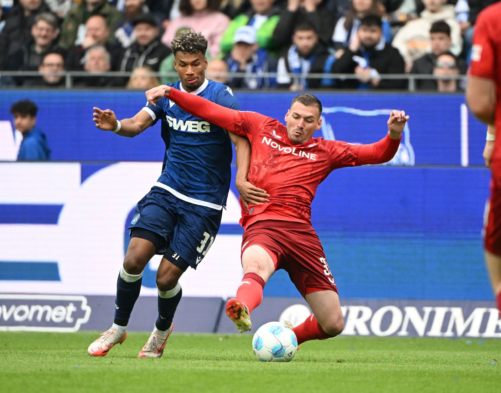 Umkämpftes Duell: Kaiserslauterns Sirch im Duell mit Conte vom KSC.