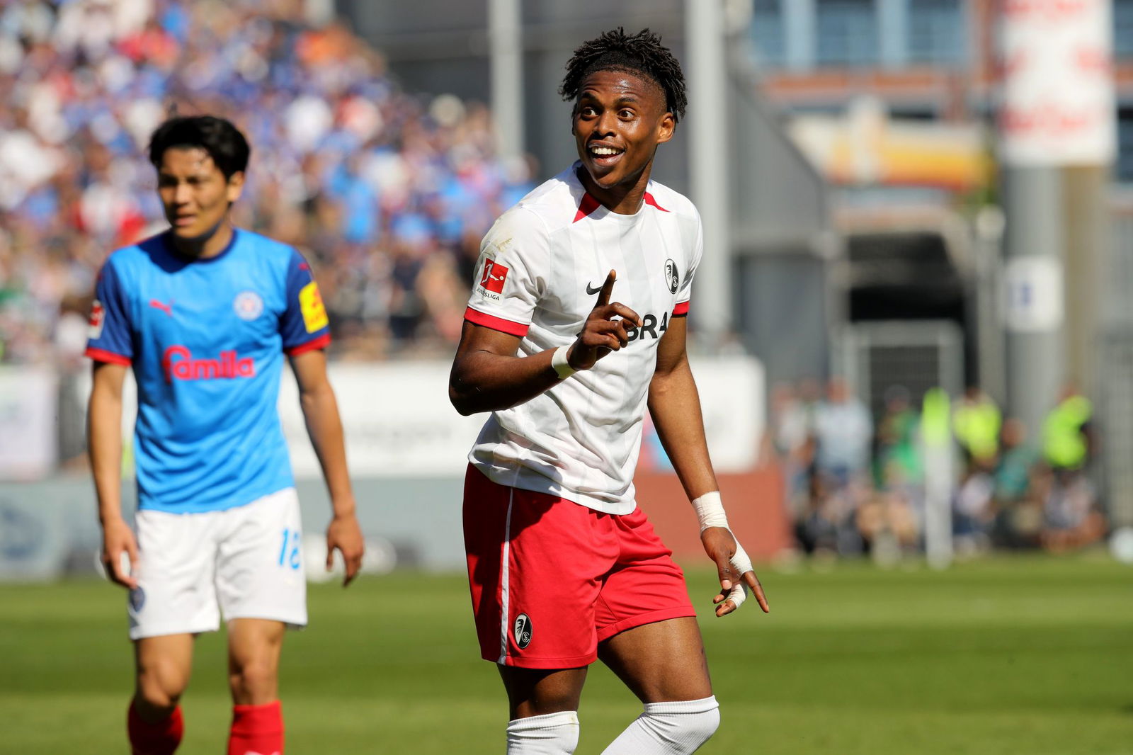 Freiburgs Junior Adamu gestikuliert.