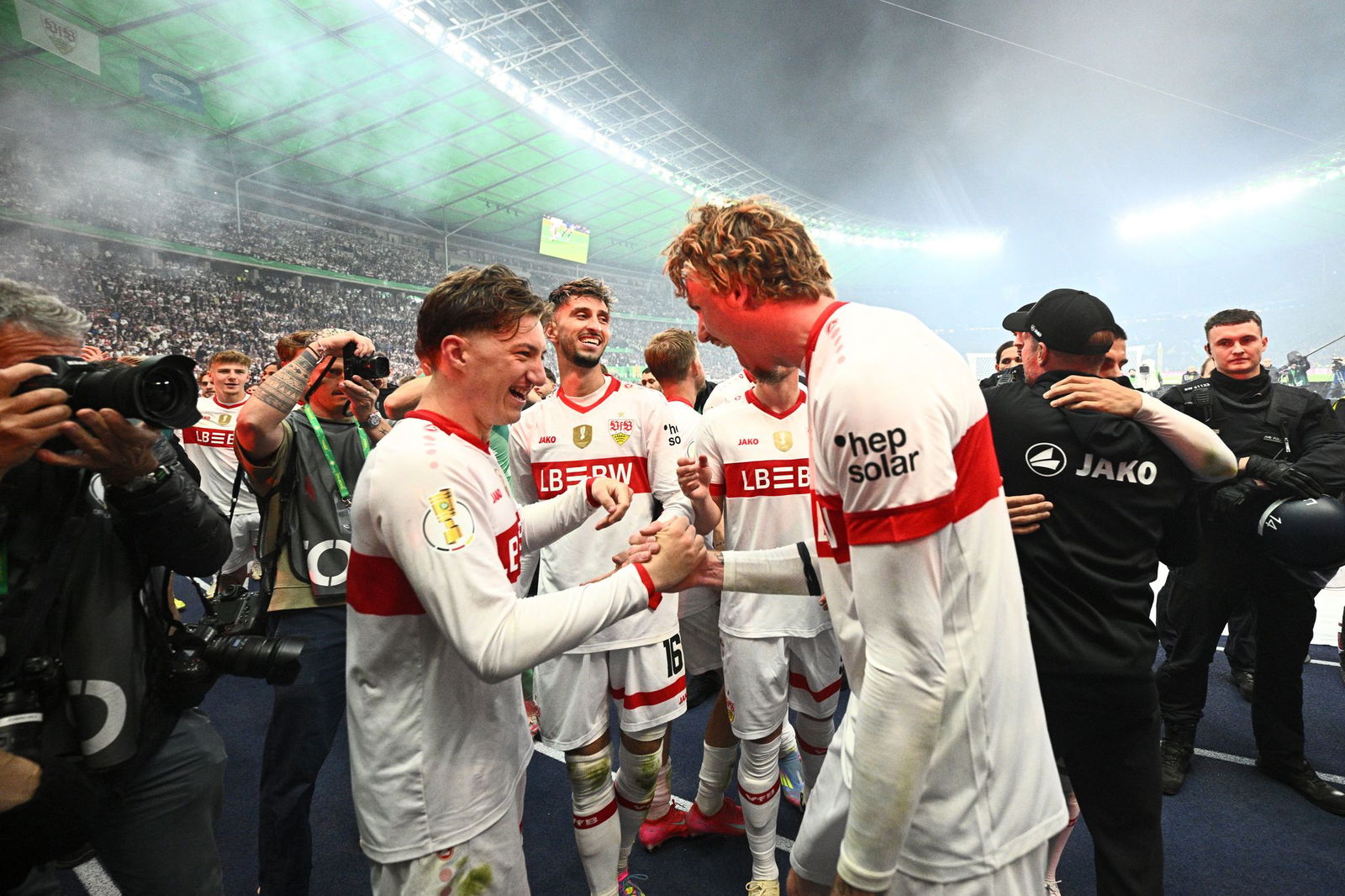 Nach dem Pokalsieg geht es für Angelo Stiller und Nick Woltemade bei der DFB-Elf weiter. 