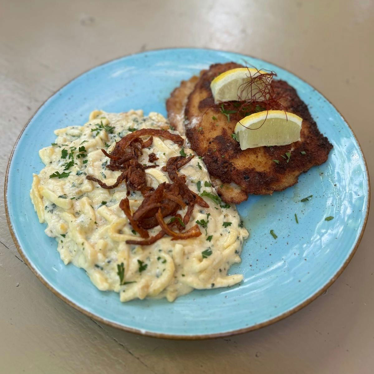 Gefülltes Schweineschnitzel mit Käsespätzle