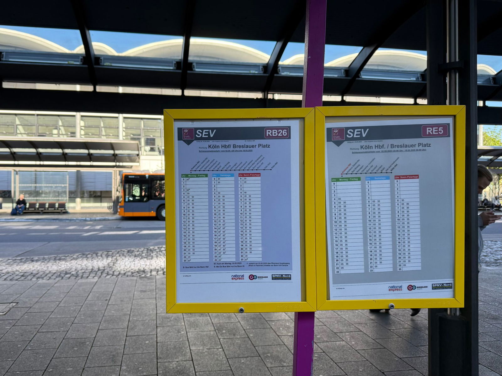 Ein Aushang soll den Menschen die Busverbindungen erklären.