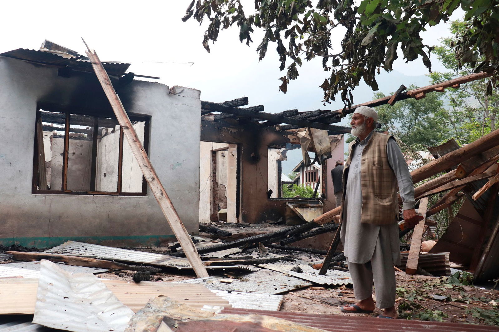 Ein Anwohner im indisch kontrollierten Kaschmir steht neben einem Haus, das durch pakistanischen Artilleriebeschuss beschädigt worden sein soll. (Foto Archiv)