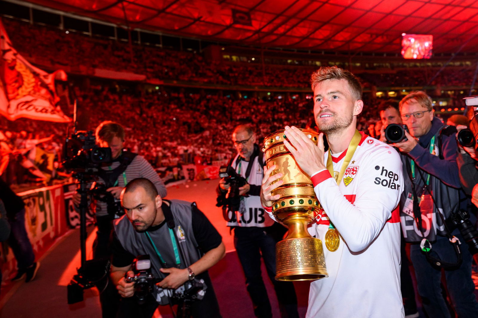 Stuttgarts Maximilian Mittelstädt nach dem Pokalsieg in seiner Heimatstadt.