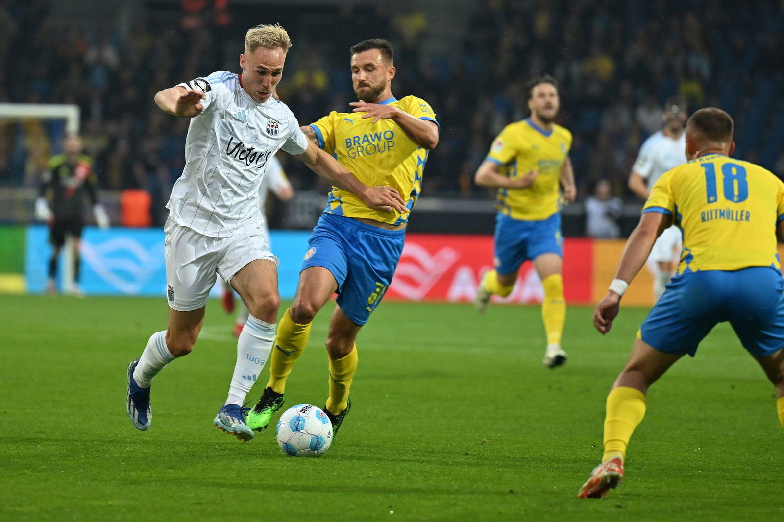 Braunschweigs Robin Krauße im Zweikampf mit dem Ex-Braunschweiger Florian Krüger.