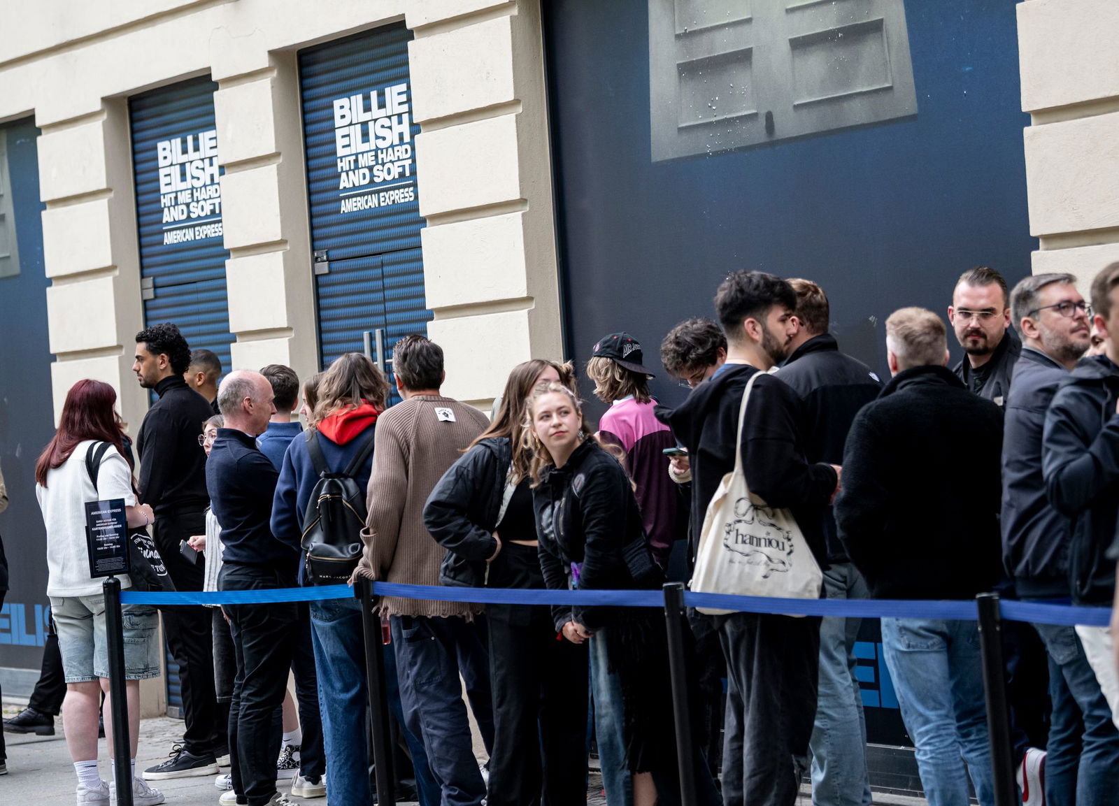 Fans von Billie Eilish kurz vor ihrem Treffen mit ihrem Idol.