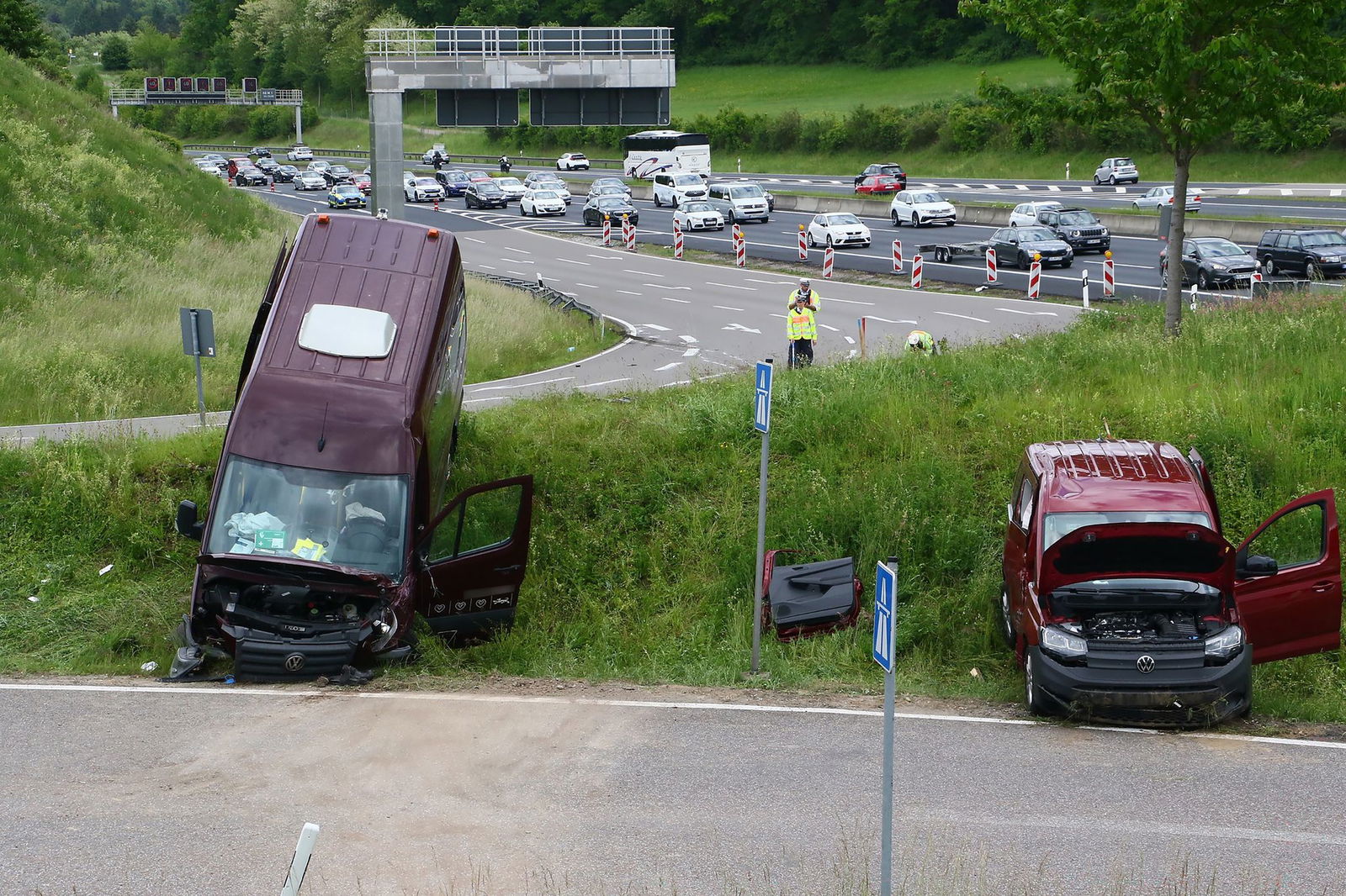 Die zwei Fahrzeuge blieben beschädigt an der Ausfahrt stehen.