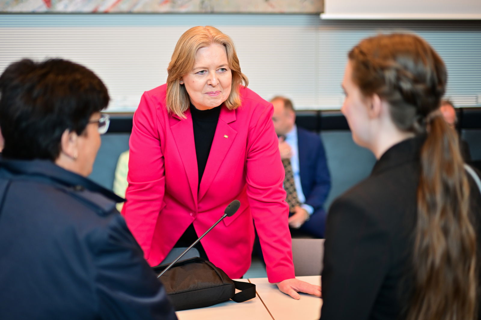 Bärbel Bas (SPD), Bundesministerin für Arbeit und Soziales, spricht vor der Fraktionssitzung mit zwei Frauen