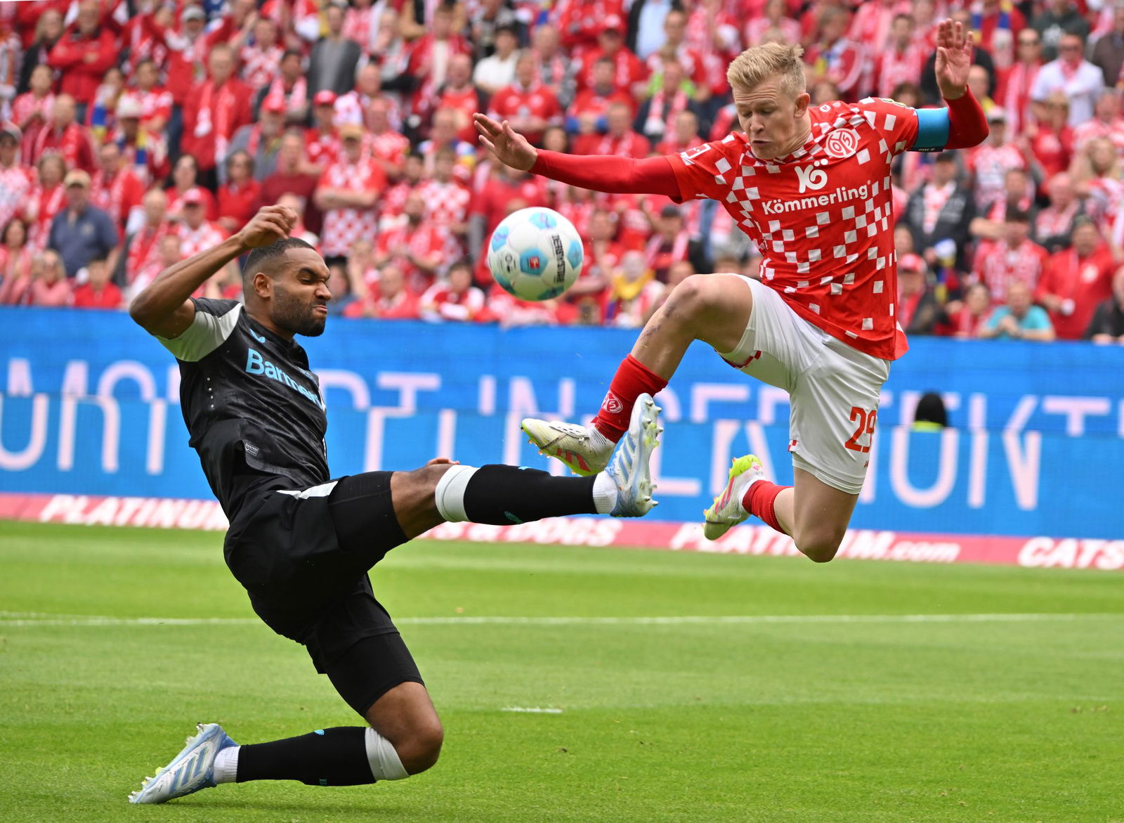 Der FSV Mainz 05 um Jonathan Burkardt (r) zeigte gegen Bayer Leverkusen um Jonathan Tah (l) eine bärenstarke erste Hälfte.