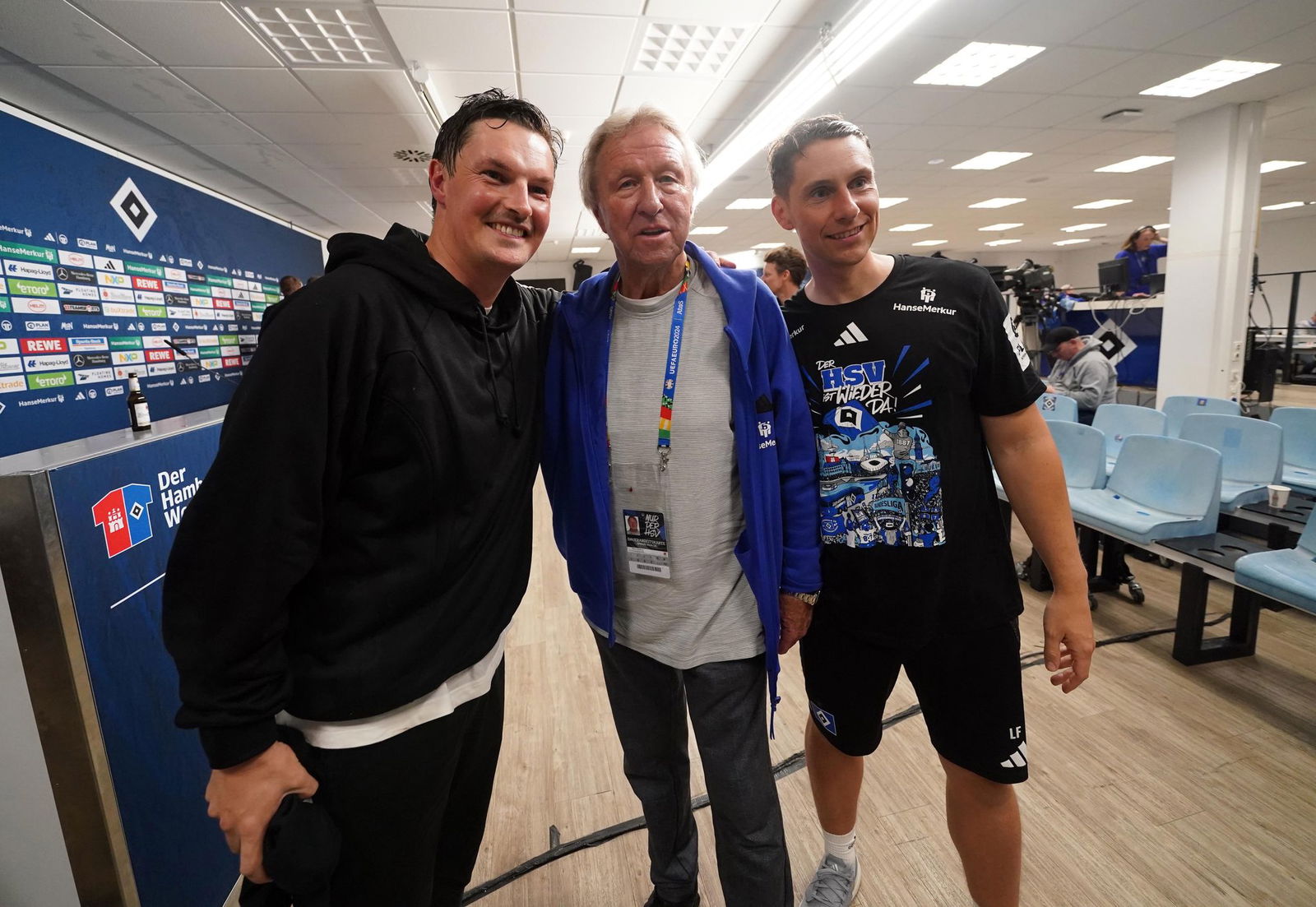Trainer-Duo mit Legende: HSV-Trainer Merlin Polzin (l), Co-Trainer Loic Favé (r) und Nachwuchsdirektor Horst Hrubesch. 