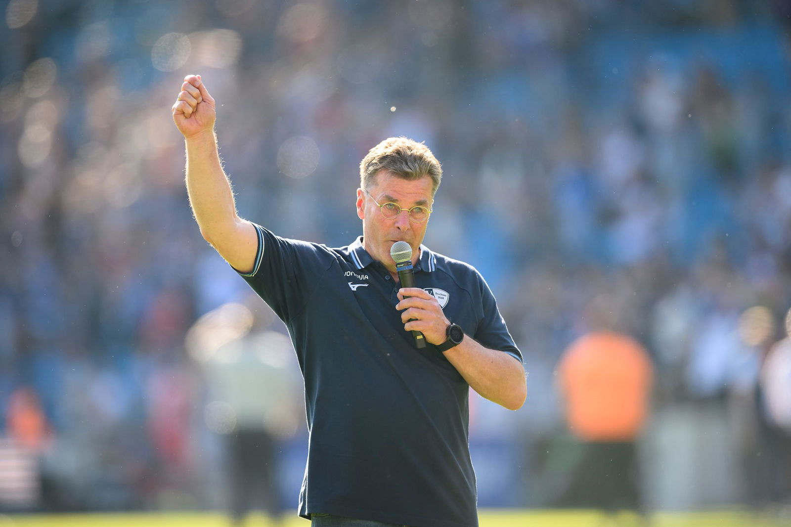 Sprach nach dem Spiel zu den Fans: Bochums Trainer Dieter Hecking.