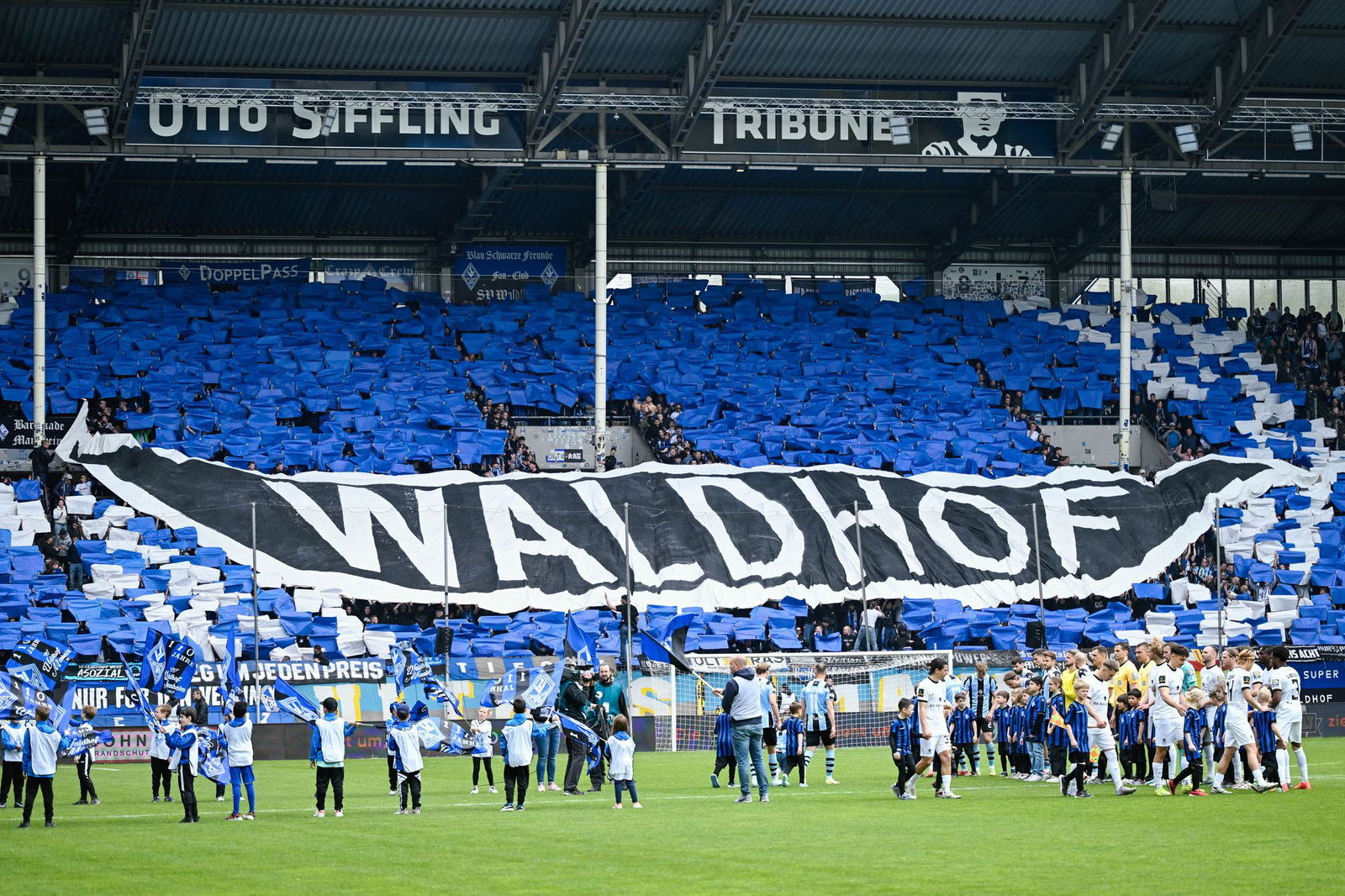 Der SV Waldhof Mannheim muss wegen des Fehlverhaltens seiner Fans knapp 50.000 Euro Geldstrafe bezahlen.