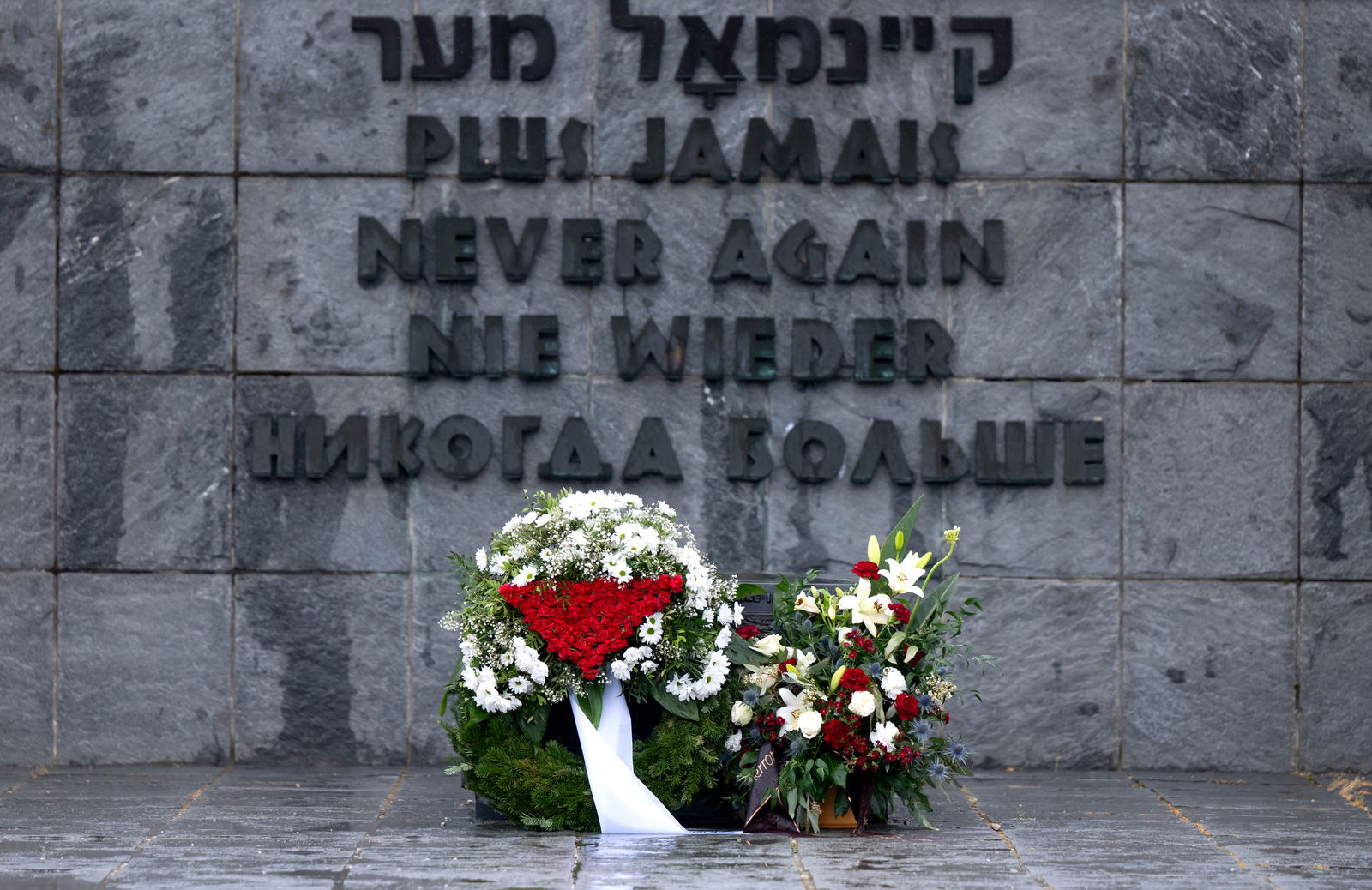 Blumen vor der Gedenkstätte im KZ Dachau - anlässlich des 80. Jahrestags der Befreiung des Konzentrationslagers 