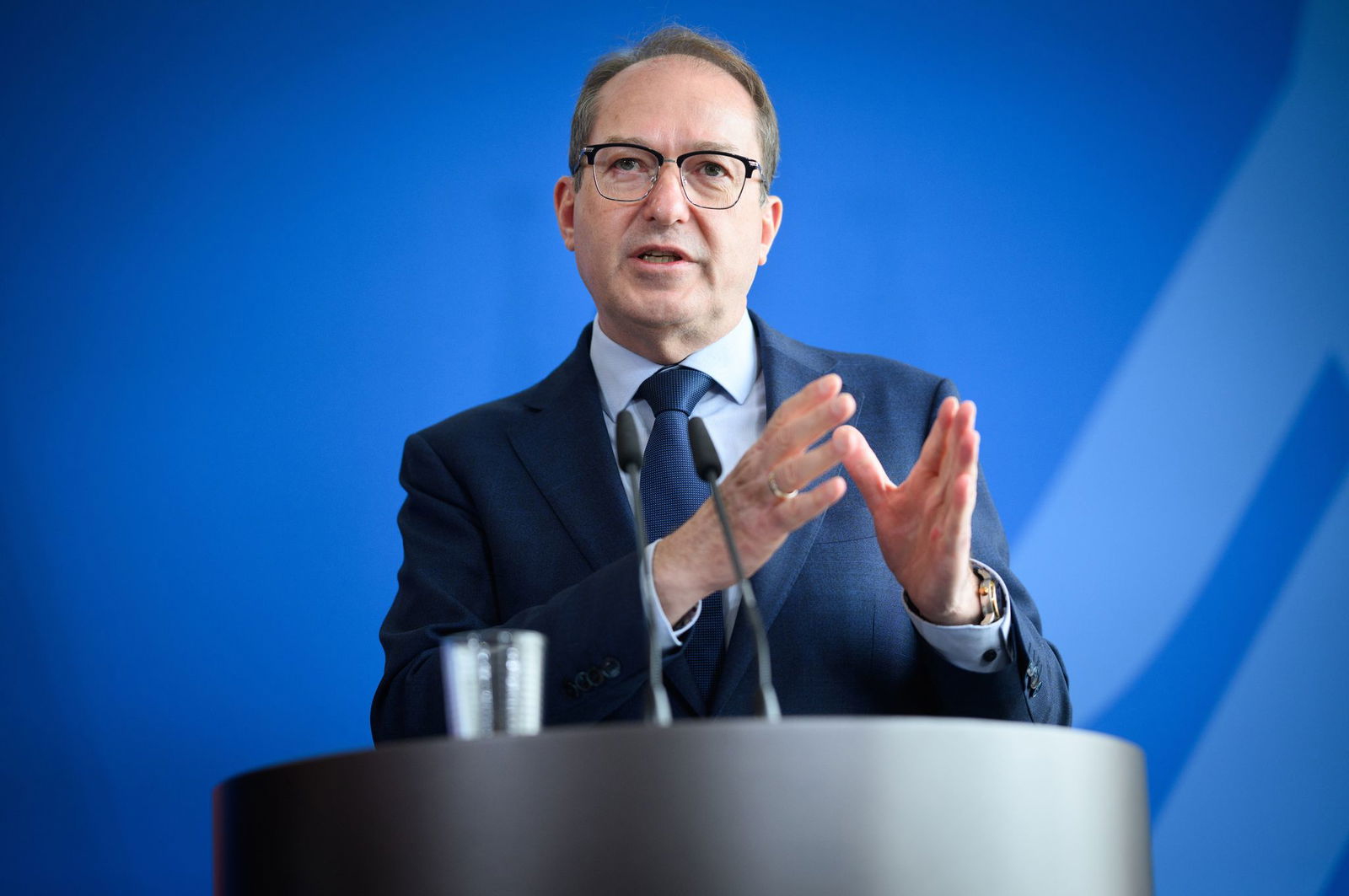 Innenminister Dobrindt will mit dem Gesetzentwurf die Sog-Faktoren für Migranten reduzieren.