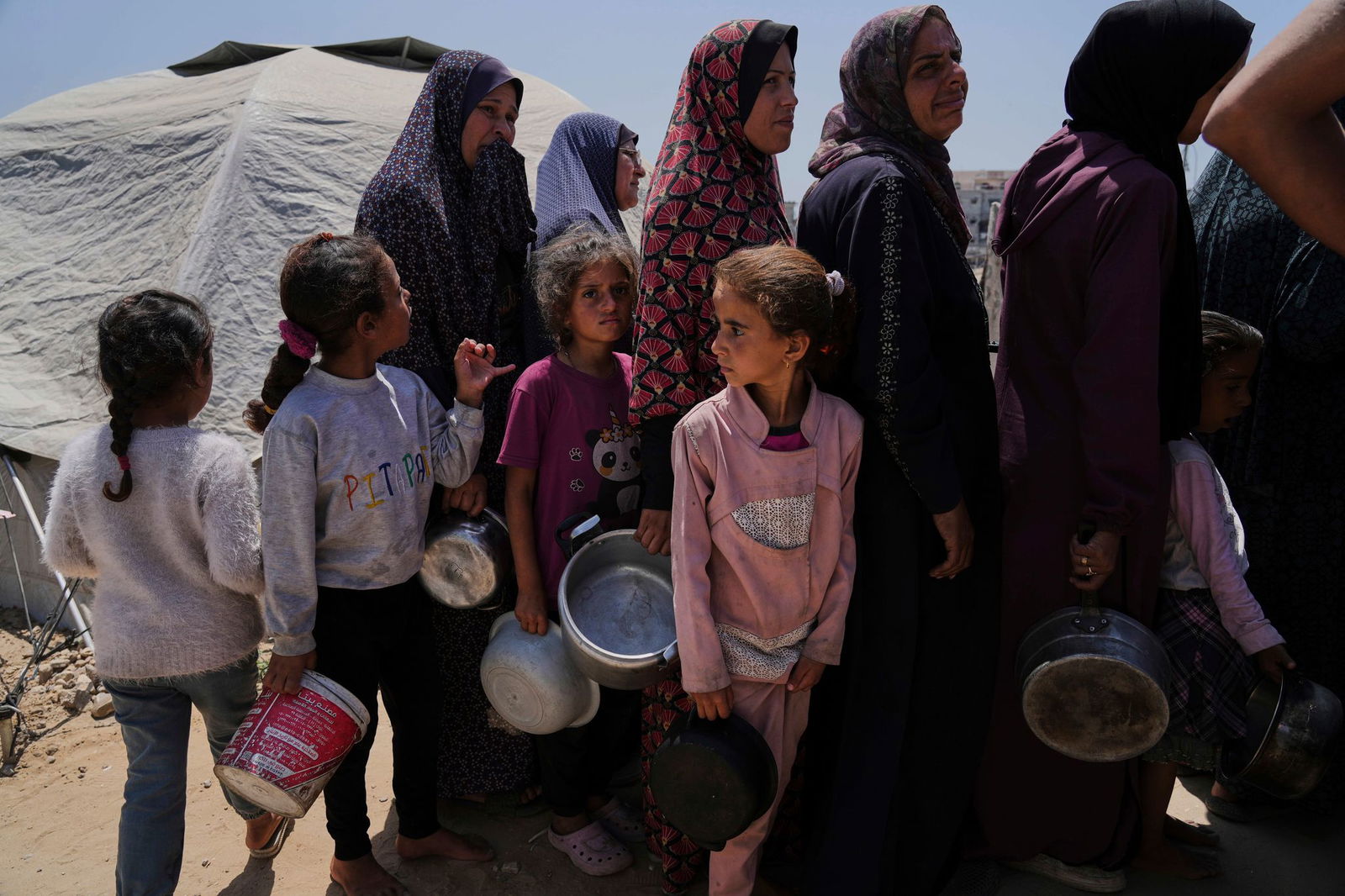 Erstmals seit Aufhebung der israelischen Blockade erreichen Hilfslieferungen einige Palästinenser im Gazastreifen. 