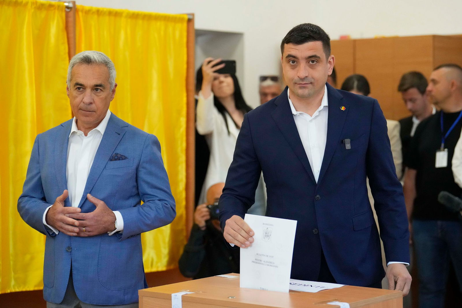 Der rechte Präsidentschaftskandidat George Simion hat die absolute Mehrheit verpasst und muss am 18. Mai in eine Stichwahl.