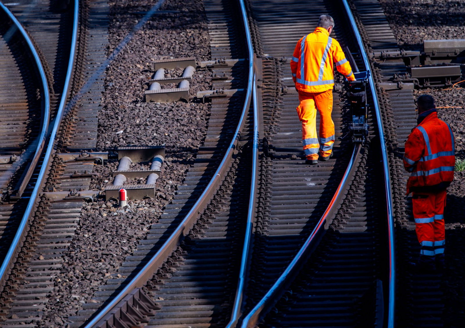 Die Modernisierungsarbeiten an der Lahntalbahn werden später fertig als geplant. (Archivbild)