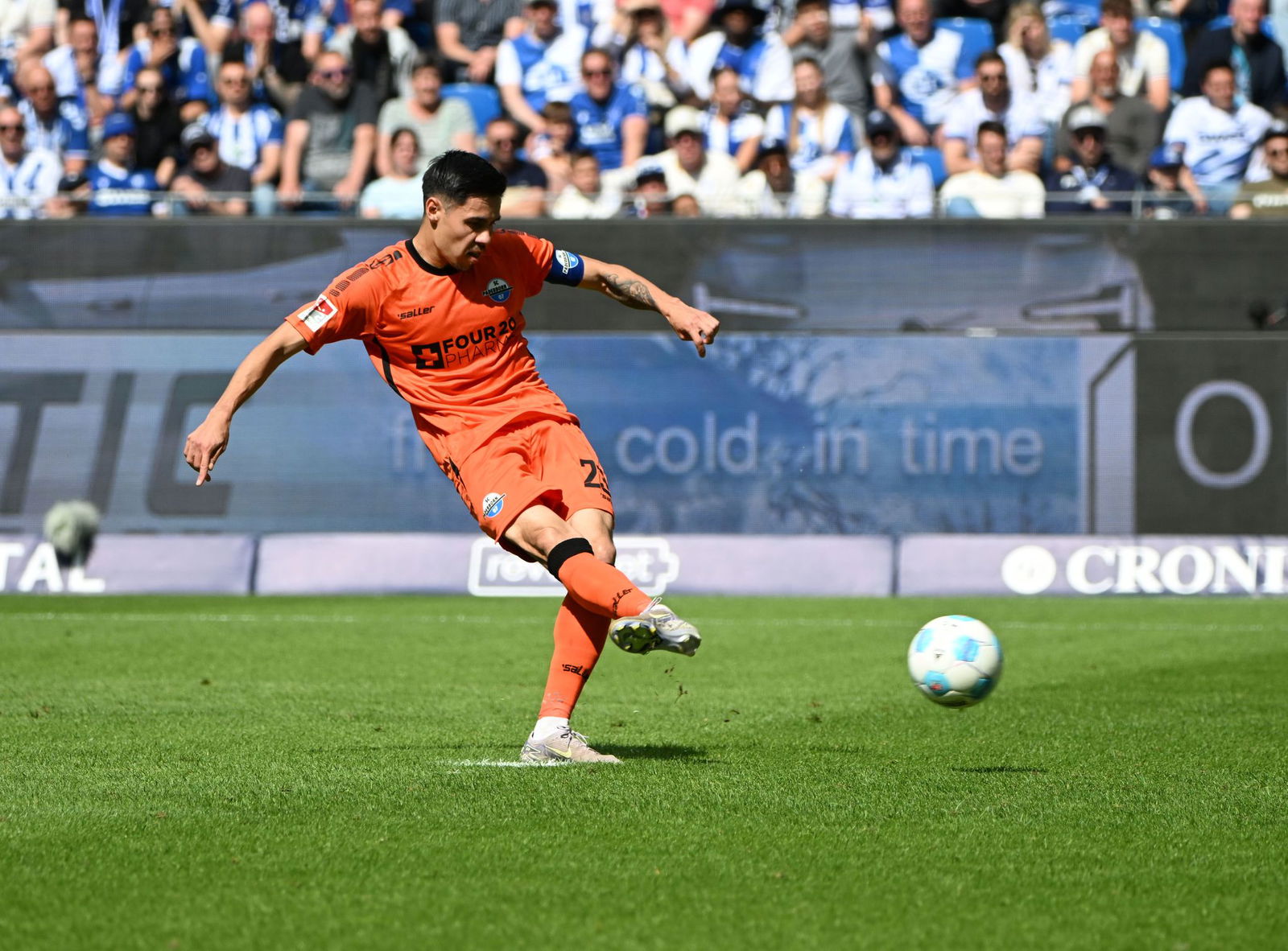 Paderborns Kapitän Raphael Obermair verschoss in Karlsruhe einen Elfmeter.