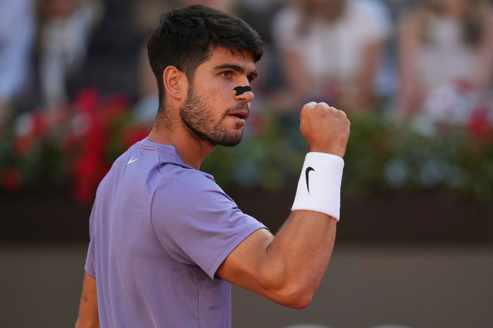 Carlos Alcaraz bezwingt Lokalmatador Sinner nach einem engen ersten Satz.
