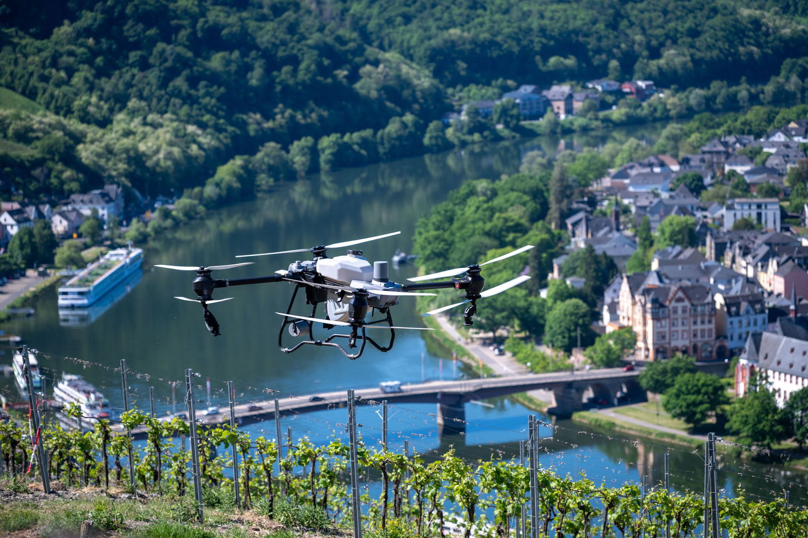 Das neue Gerät ist bundesweit erstmals an der Mosel für Pflanzenschutz zugelassen