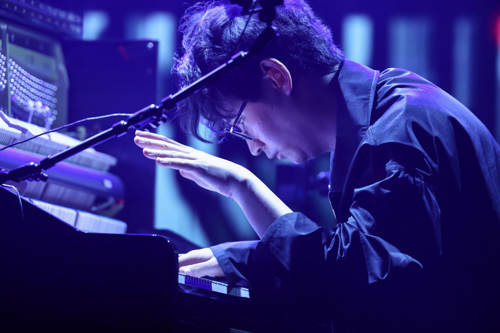 In den sozialen Medien stellt der 31-Jährige auch neue Kompositionen vor.