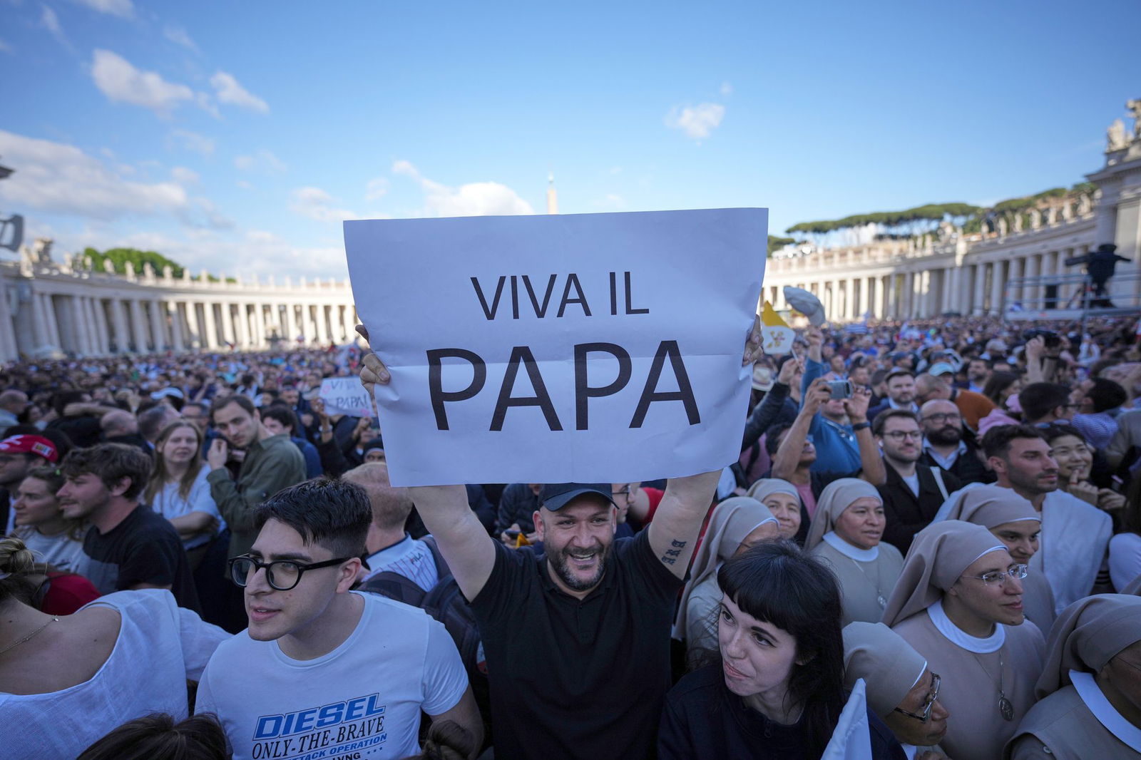 Zahlreiche Menschen rufen «Viva il Papa!»