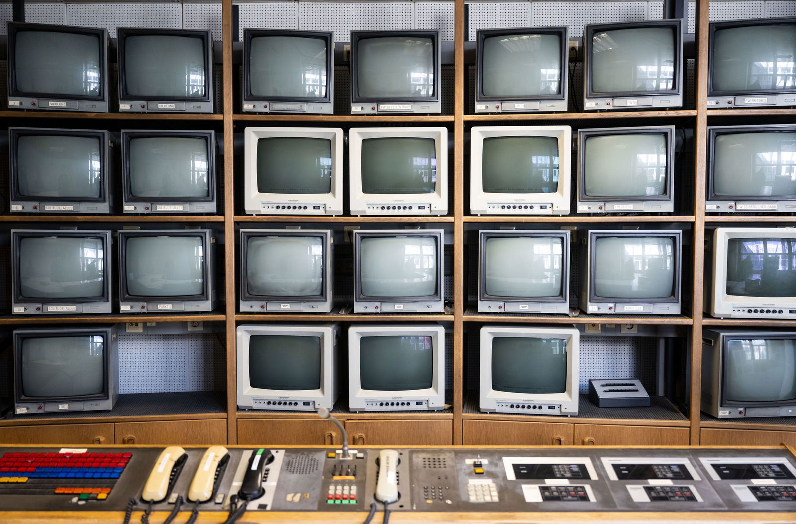 Es steht nicht mehr viel von der Mehrzweckhalle, in der der Prozess einst geführt wurde. Die wichtigsten Einrichtungsgegenstände sind in deutsche Museen gekommen. (Archiv)