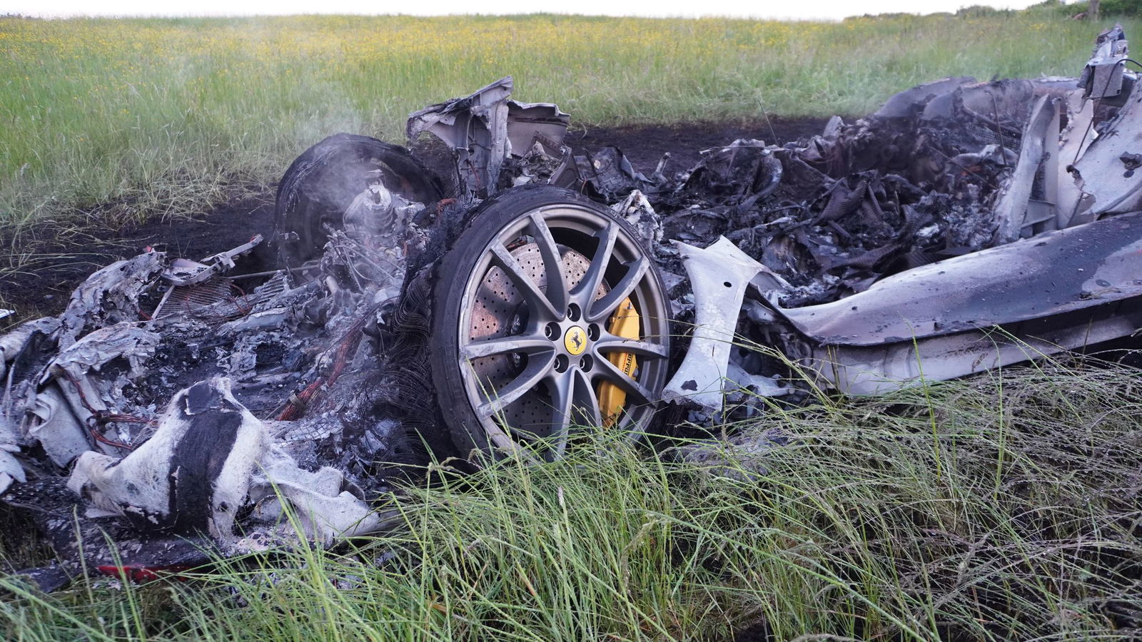 Der Sportwagen brennt neben der Autobahn aus.