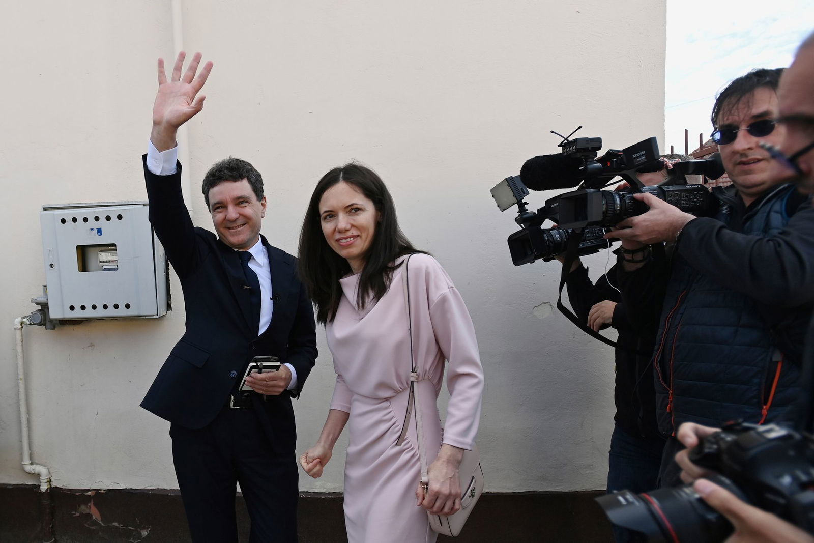 Der proeuropäische Präsidentenkandidat Nicusor Dan (l) und seine Partnerin Mirabela Gradinaru verlassen nach der Stimmabgabe in der zweiten Runde der Wiederholung der Präsidentschaftswahlen ein Wahllokal im siebenbürgischen Gebirgsort Fagaras, dem Geburt…