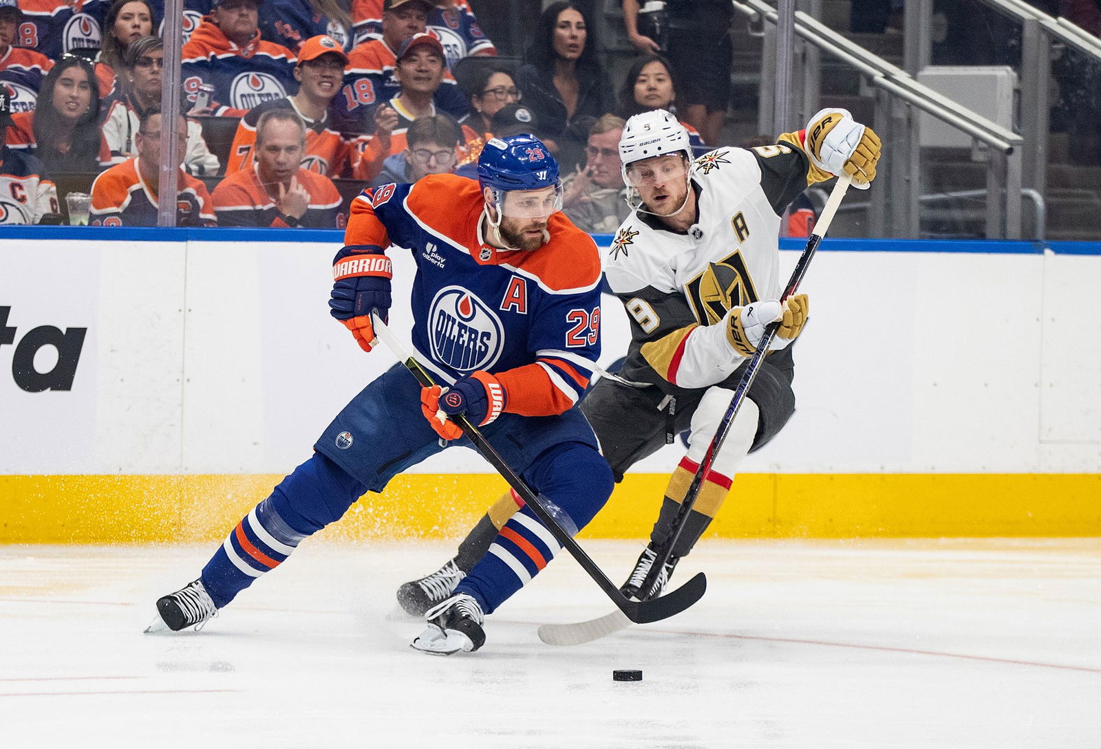 Blieb zum erst zweiten Mal in den Playoffs dieser Saison ohne Torbeteiligung: Leon Draisaitl (l).
