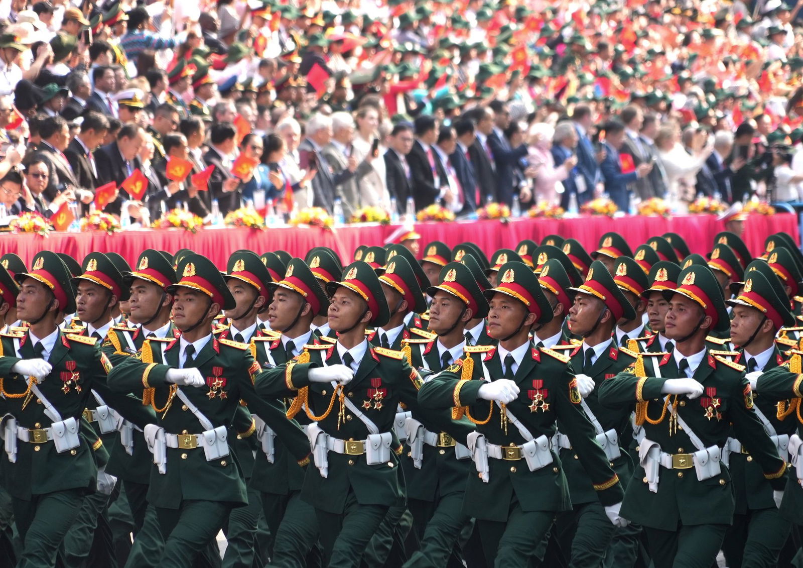 13.000 Soldaten und Polizisten nahmen an der riesigen Parade teil. 