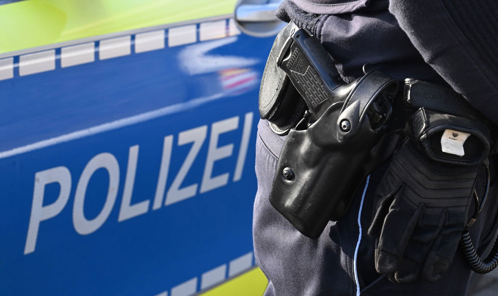 Ein Jugendlicher soll versucht haben einem Polizisten die Dienstwaffe zu entreißen (Symbolbild)