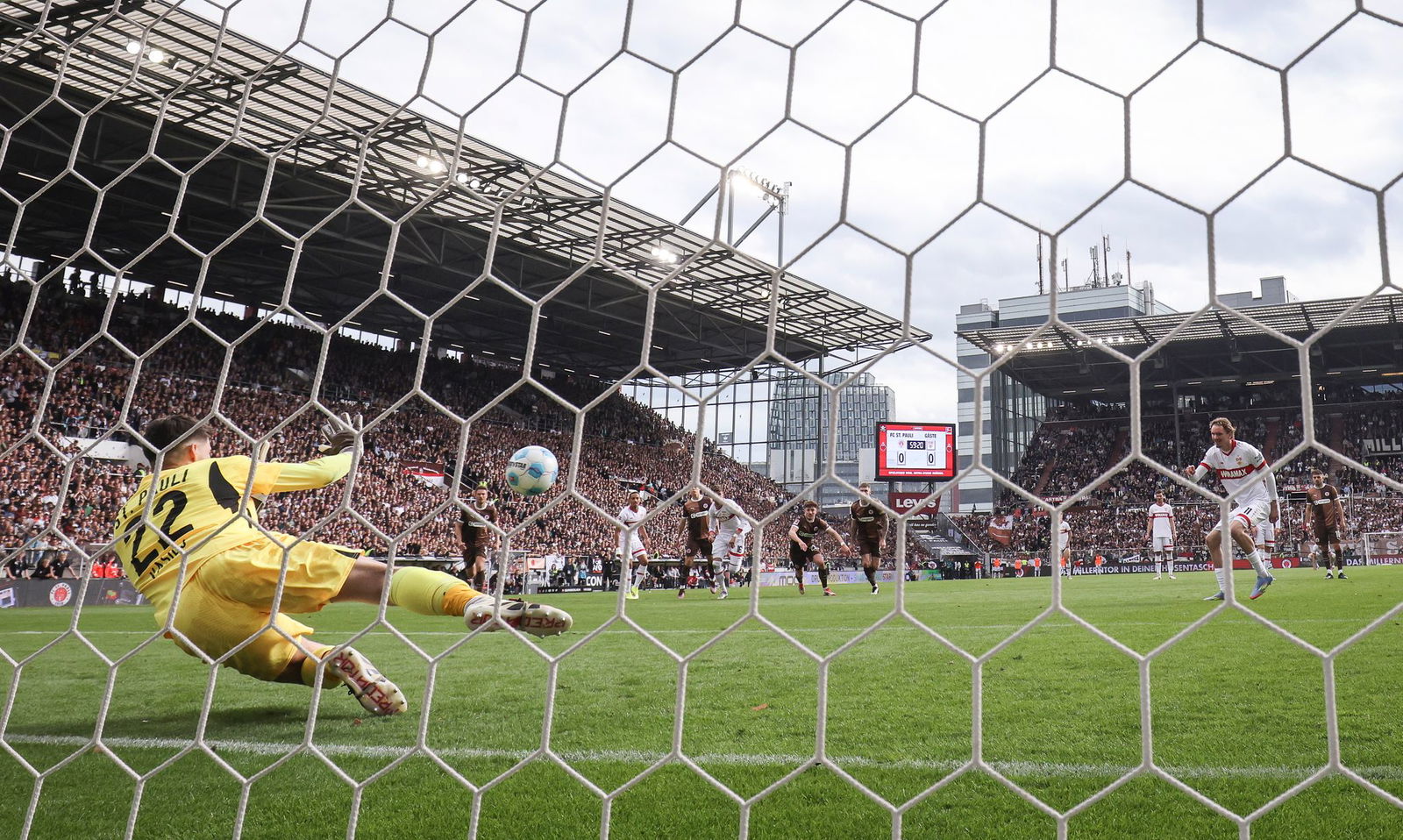 Erst Pechvogel beim Elfmeter: Stuttgarts Stürmer Nick Woltemade.