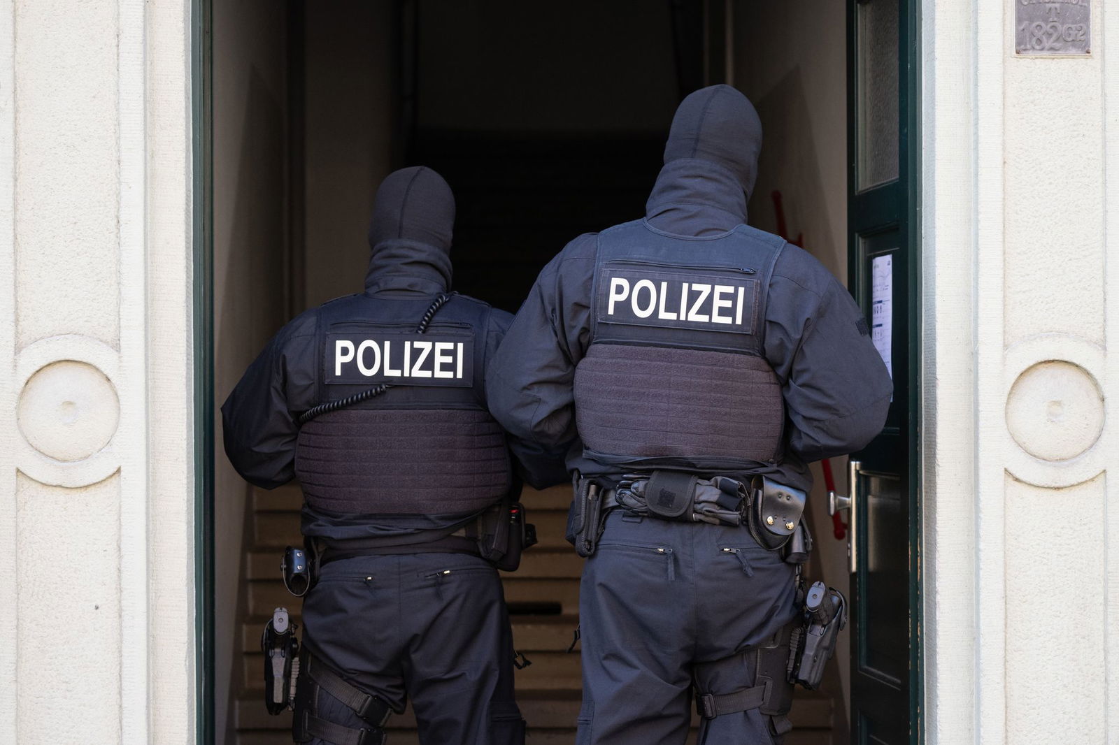 Die Polizei hat mehrere Objekte bundesweit durchsucht. (Symbolbild)