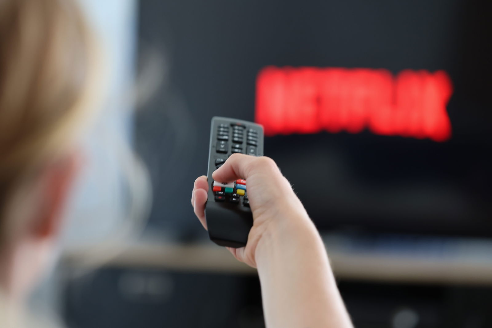 Das Netflix-Logo auf einem TV-Bildschirm