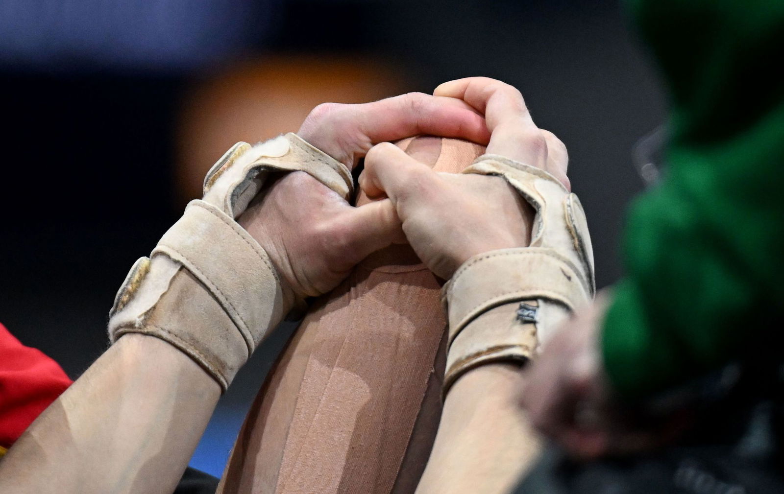 Helen Kevric hält sich das verletzte Knie.