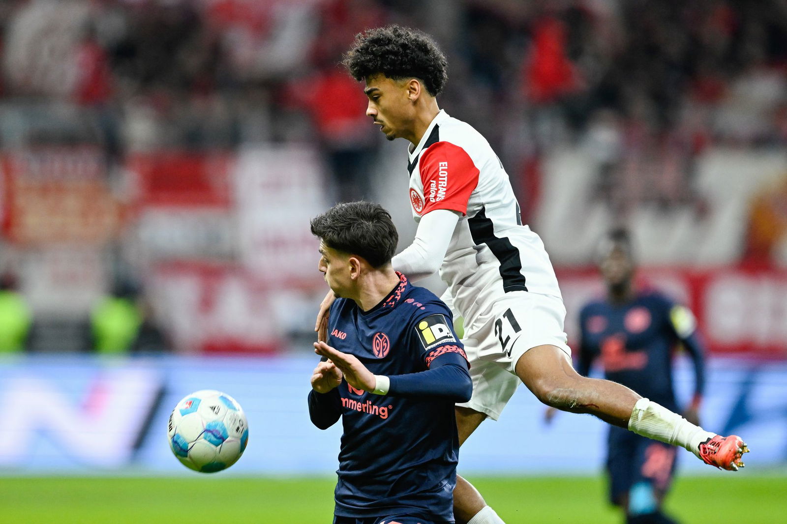 Eintracht Frankfurt um Nathaniel Brown (r) ist am Sonntag beim FSV Mainz 05 mit Anthony Caci (l) zu Gast.