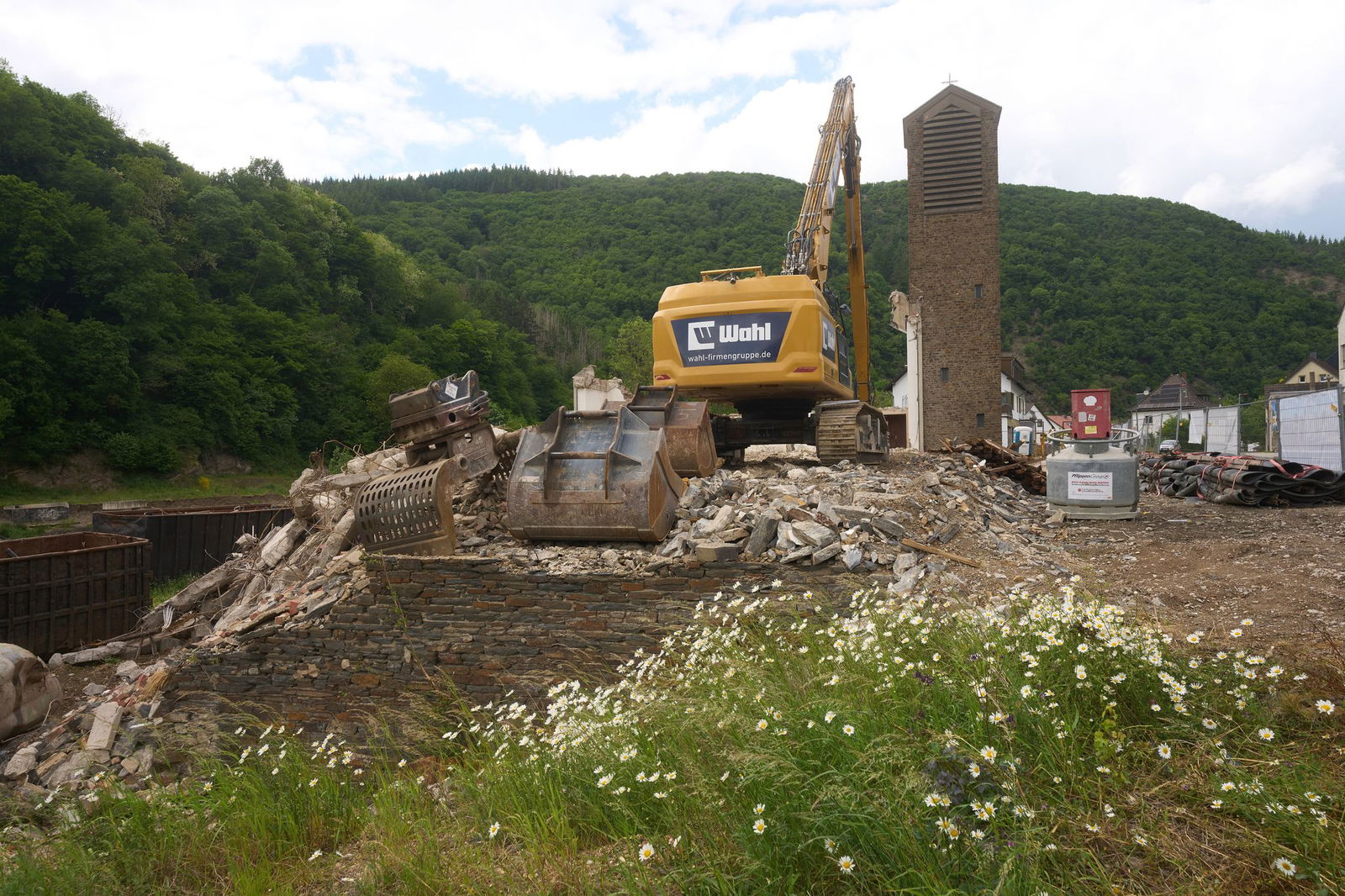 Die Abrissarbeiten ruhen vorerst, um das brütende Turmfalkenpaar nicht zu beeinträchtigen.