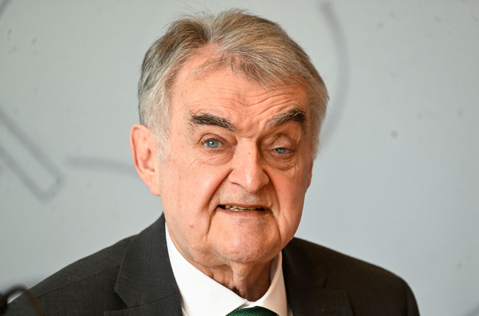 NRW-Innenminister Reul lehnt Schnellschüsse im Umgang mit AfD-Mitgliedern im Staatsdienst ab (Archivbild)