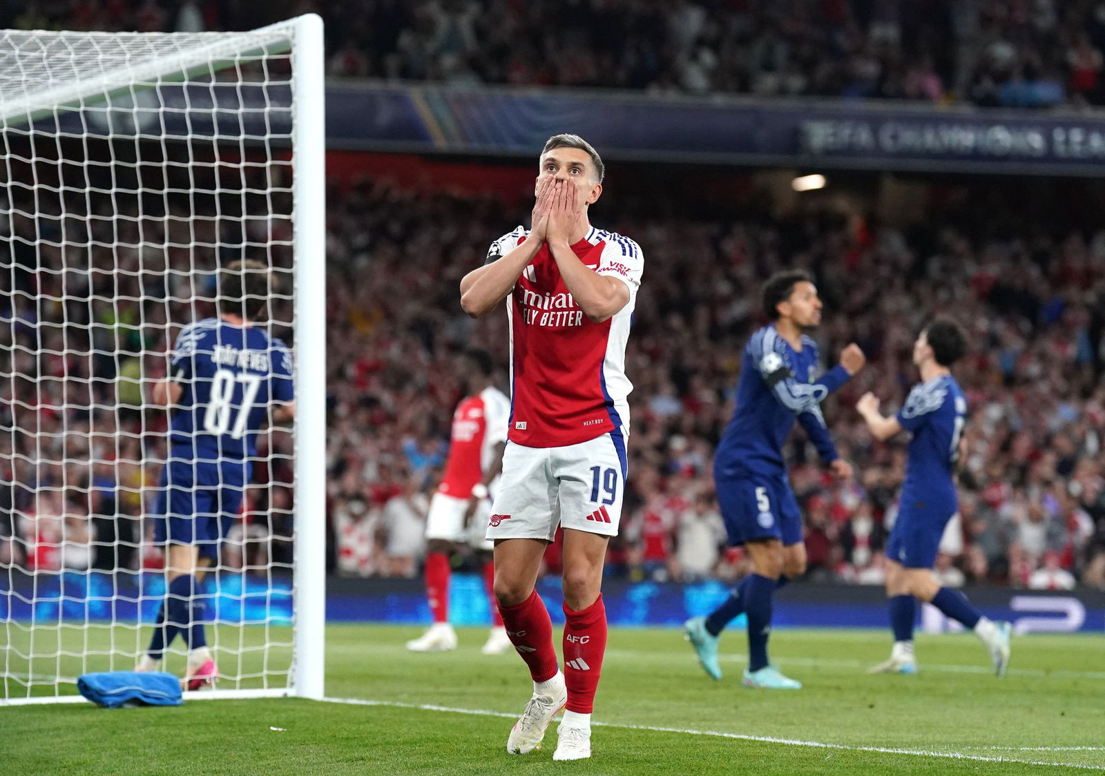 Arsenal-Stürmer Leandro Trossard vergibt im Hinspiel gegen Paris Saint-Germain eine Chance.