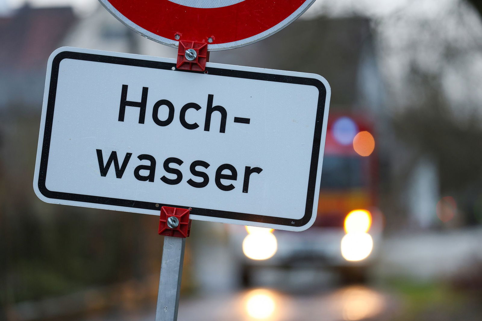 Die Schäden des Juni-Hochwasser 2024 gehen in die Milliarden. Wie können sich Hausbesitzer schützen? (Archivbild)