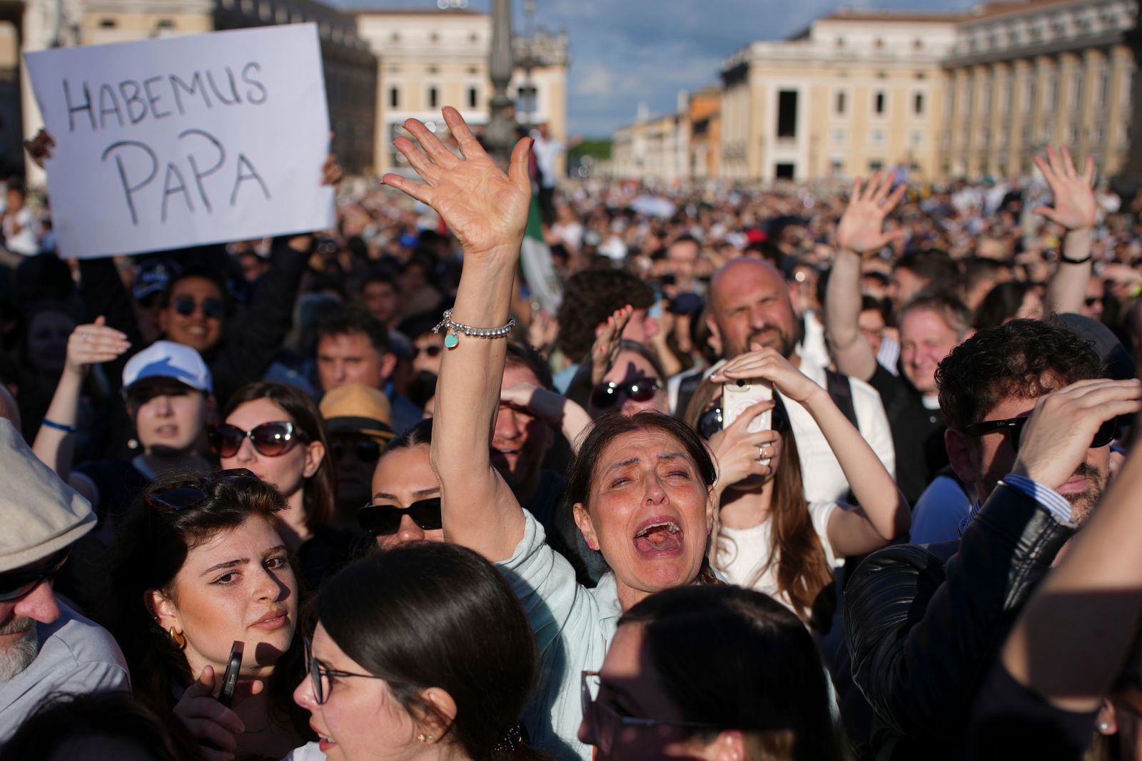 Die Menschenmenge bejubelt den neuen Papst.