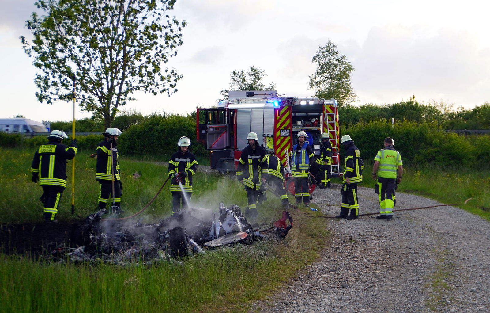 Abseits der Autobahn wurde das Autowrack gelöscht. 