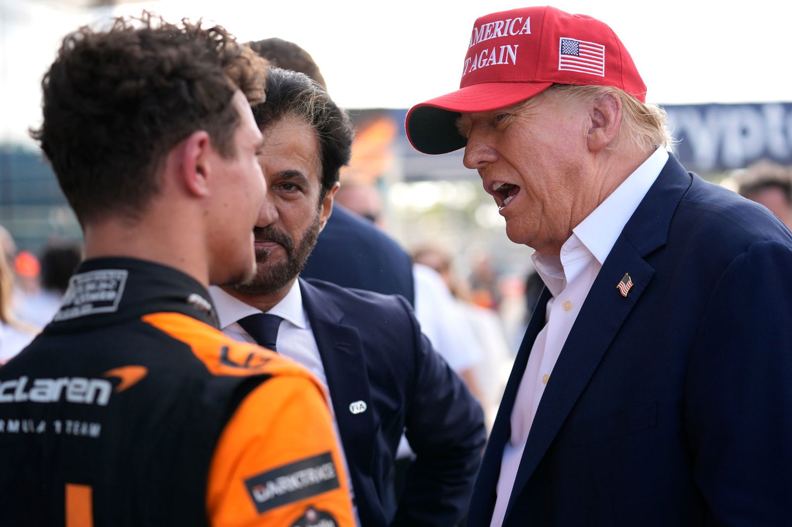 Donald Trump (r) inszenierte sich als Lando Norris' (l) Glücksbringer.